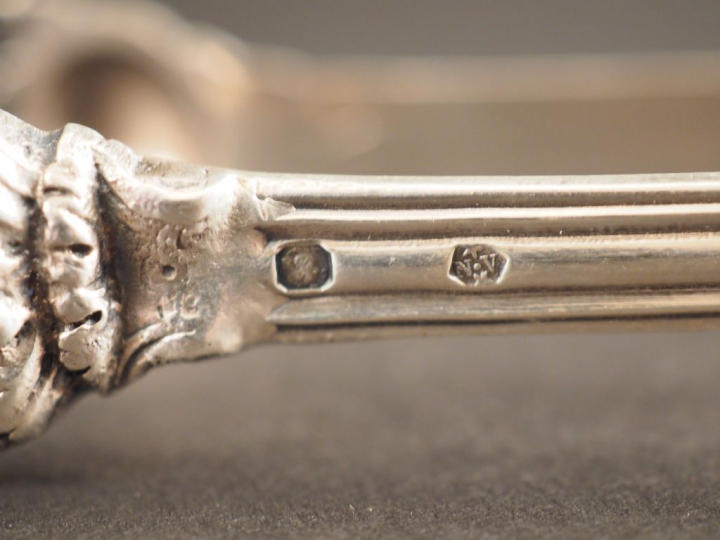 Ensemble comprenant :  - une passette à thé de style Louis XVI en arge