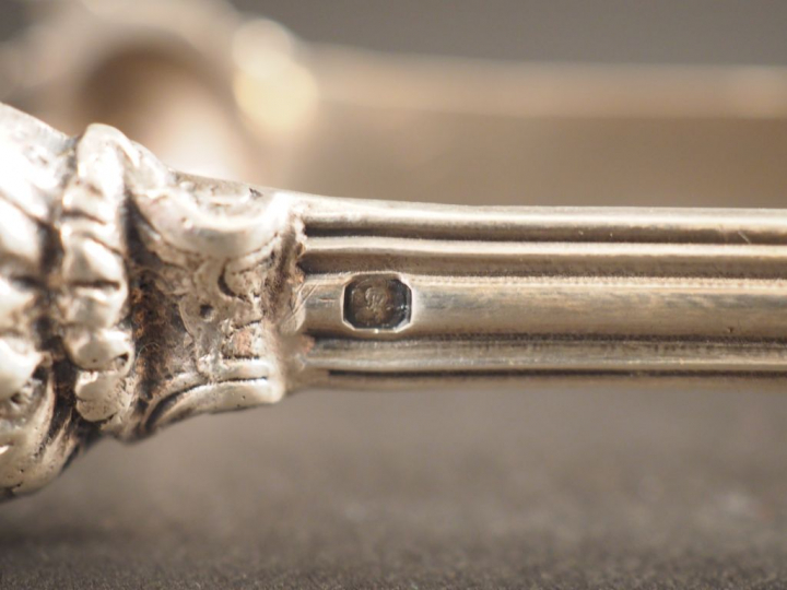 Ensemble comprenant :  - une passette à thé de style Louis XVI en arge