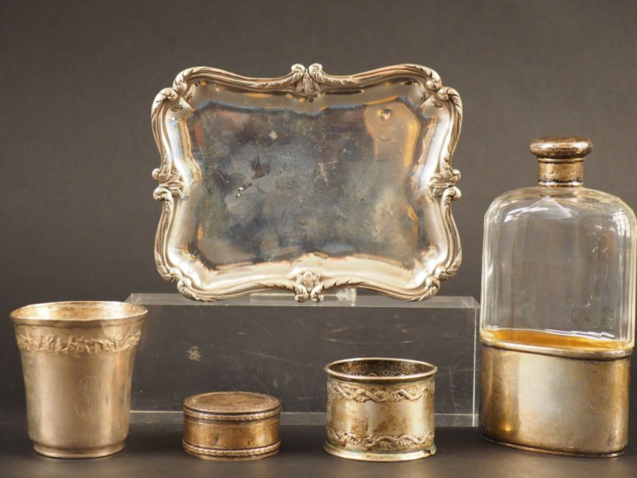 Ensemble comprenant :  - un petit plateau de style Louis XV en argent.