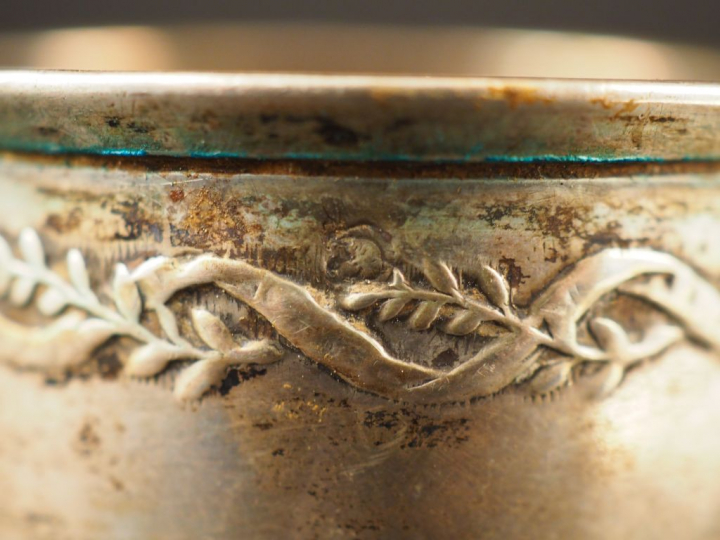 Ensemble comprenant :  - un petit plateau de style Louis XV en argent.