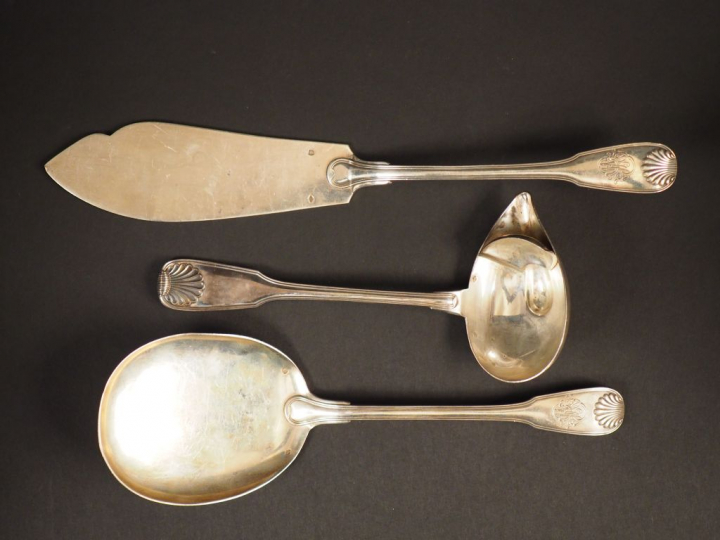 Ensemble comprenant : une cuillère à sauce, une cuillère à fraise et u