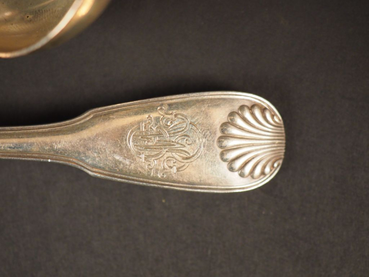 Ensemble comprenant : une cuillère à sauce, une cuillère à fraise et u