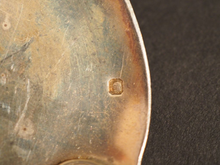 Ensemble comprenant : une cuillère à sauce, une cuillère à fraise et u