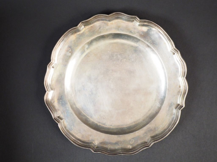 Assiette en argent, modèle à filets, bords polylobés. Diam. 21,2 cm  P