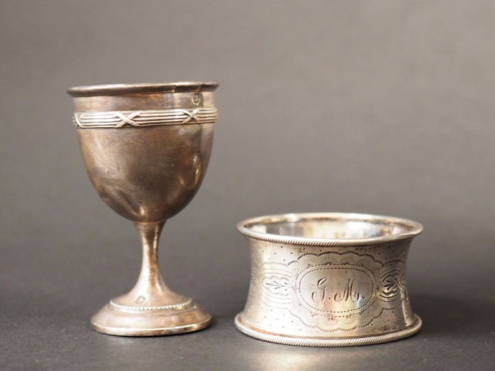 Ensemble comprenant :  - un coquetier de style Louis XVI en argent, po