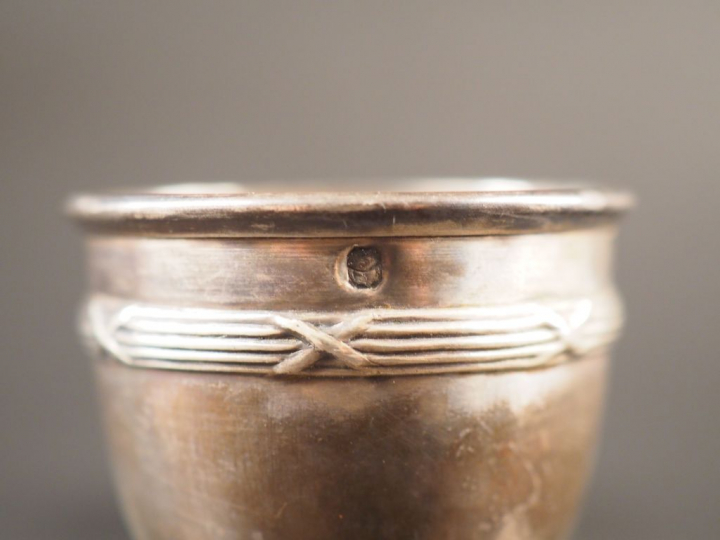 Ensemble comprenant :  - un coquetier de style Louis XVI en argent, po