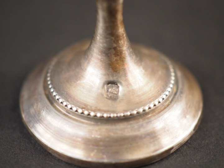 Ensemble comprenant :  - un coquetier de style Louis XVI en argent, po