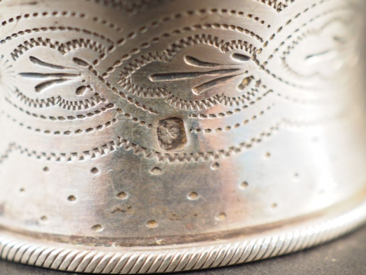 Ensemble comprenant :  - un coquetier de style Louis XVI en argent, po