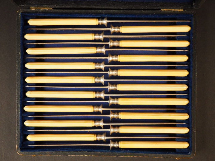 Suite de dix-huit couteaux à fruit lame argent, manche ivoire.  Dans l