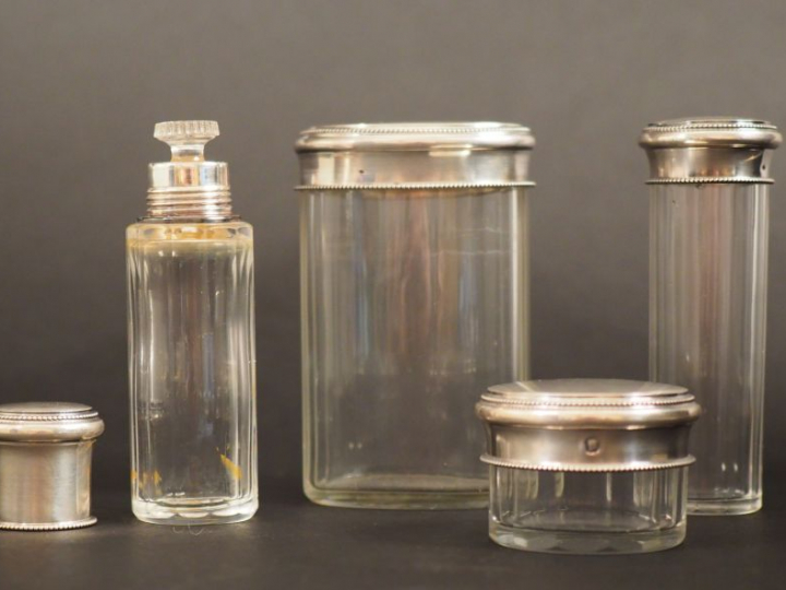 Garniture de toilette en cristal et argent. Comprenant : un flacon et 