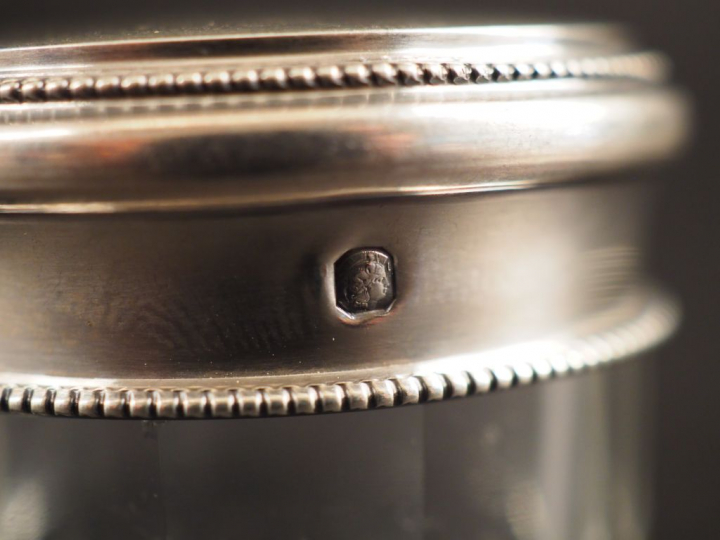 Garniture de toilette en cristal et argent. Comprenant : un flacon et 