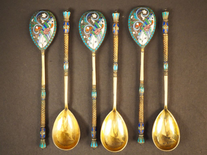 Suite de six cuillères à thé russes en vermeil et émail polychrome.  P