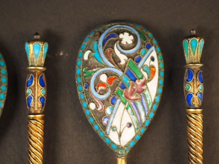 Suite de six cuillères à thé russes en vermeil et émail polychrome.  P