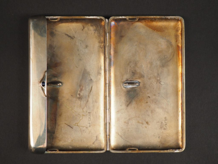 Grand étui en argent anglais.  9 x 16 cm Poids. 296 g