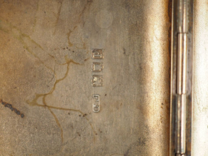 Grand étui en argent anglais.  9 x 16 cm Poids. 296 g