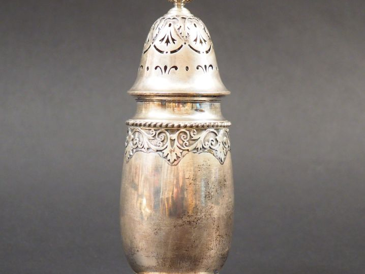 MAPPIN   WEBB. Saupoudreuse en argent anglais. H. 18,5 cm Poids. 231 g