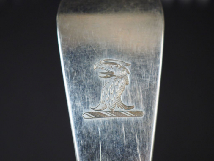 Suite de six couverts en argent anglais, à décor d'oiseaux.  Poids. 61