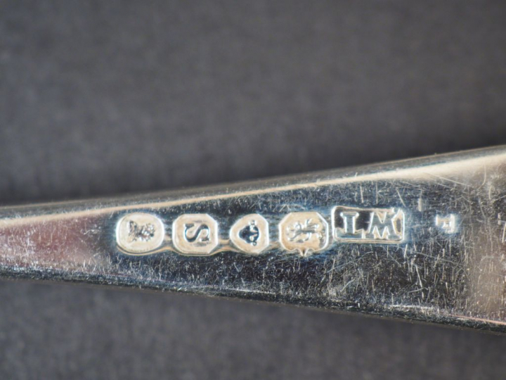 Suite de six couverts en argent anglais, à décor d'oiseaux.  Poids. 61