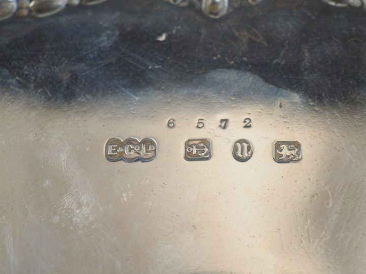 Plat rond en argent anglais, à décor de guirlande de feuillage, reposa