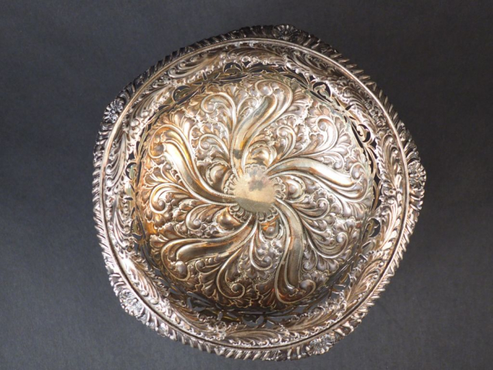 Coupe sur piédouche en argent anglais, à décor ajouré de rinceaux et d