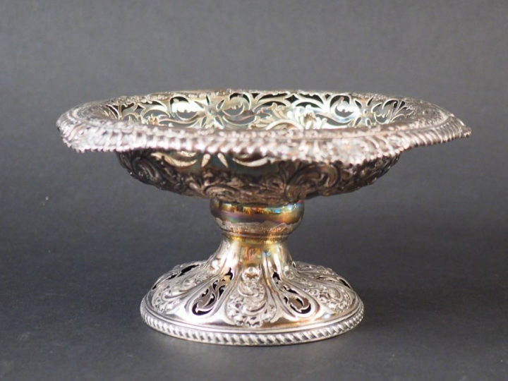 Coupe sur piédouche en argent anglais, à décor ajouré de rinceaux et d