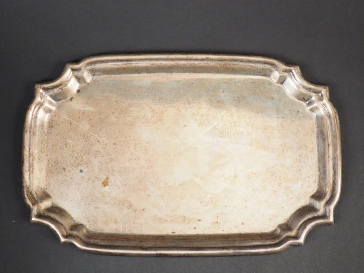 Petit plateau rectangulaire en argent anglais.  14,7 x 22,8 cm  Poids.