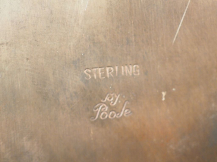 Petit plateau rectangulaire en argent anglais.  14,7 x 22,8 cm  Poids.