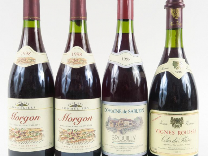 4 BOUTEILLES : 2 MORGON 1998 - 1 BROUILLY 1998 - 1 CÔTES DU RHÔNE 1999