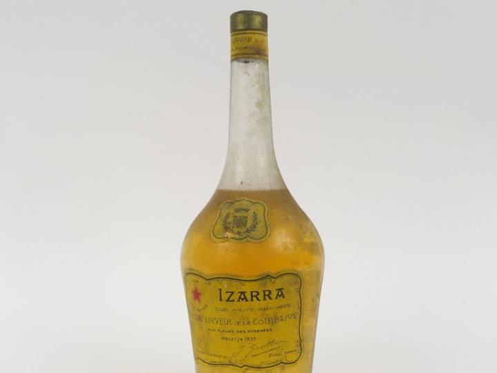1 VIEILLE BOUTEILLE IZARRA JAUNE