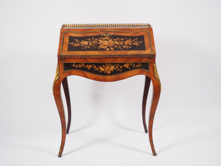 Petit bureau de pente Napoléon III en marqueterie et ornementation de 