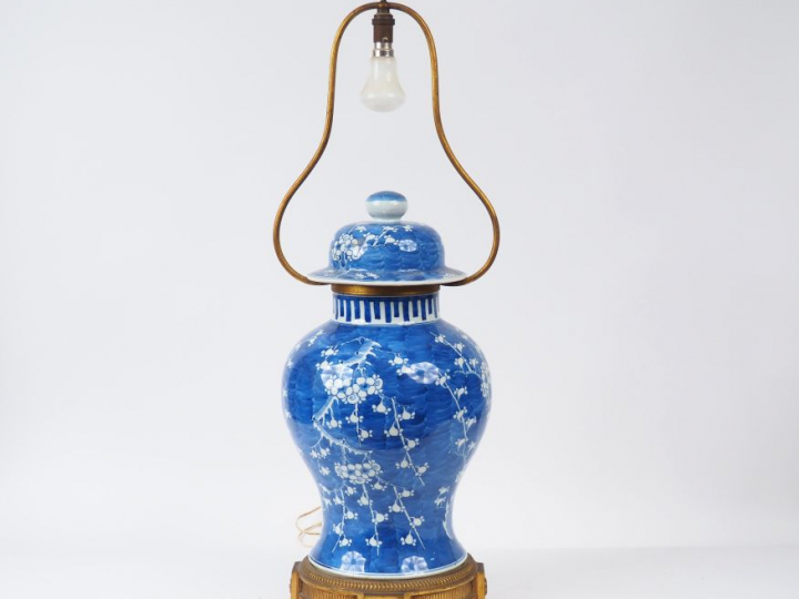 Potiche balustre couverte en porcelaine, à décor en bleu blanc de fleu