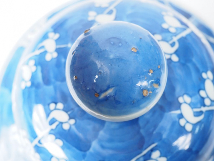 Potiche balustre couverte en porcelaine, à décor en bleu blanc de fleu