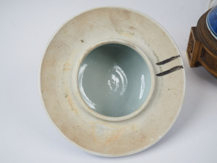 Potiche balustre couverte en porcelaine, à décor en bleu blanc de fleu