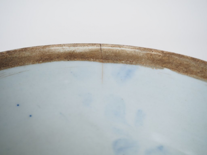 Coupe couverte en porcelaine émaillée bleu poudrée.  Chine, fin du XIX