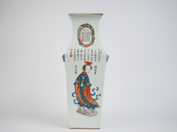 Vase balustre quadrangulaire en porcelaine et émaux de la famille rose