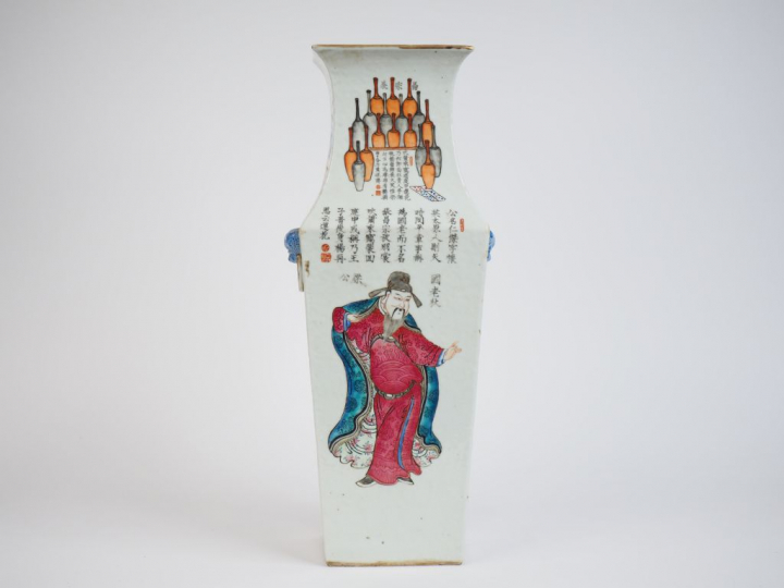 Vase balustre quadrangulaire en porcelaine et émaux de la famille rose