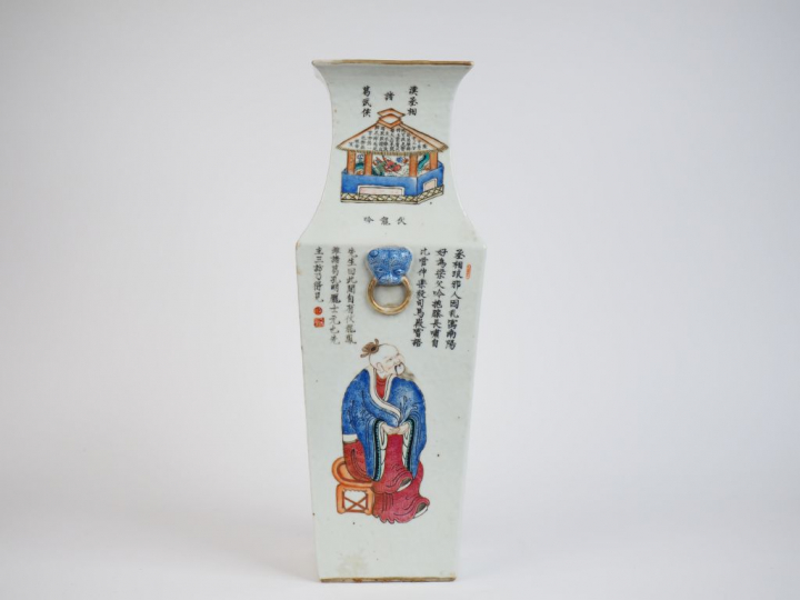 Vase balustre quadrangulaire en porcelaine et émaux de la famille rose