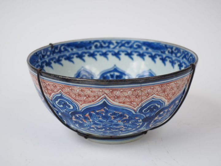 Coupe en porcelaine émaillée en bleu et rouge de fer sous couverte, à 