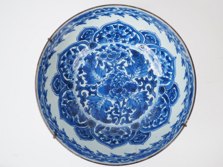 Coupe en porcelaine émaillée en bleu et rouge de fer sous couverte, à 