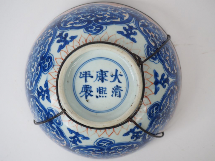 Coupe en porcelaine émaillée en bleu et rouge de fer sous couverte, à 