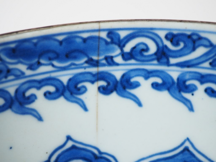 Coupe en porcelaine émaillée en bleu et rouge de fer sous couverte, à 