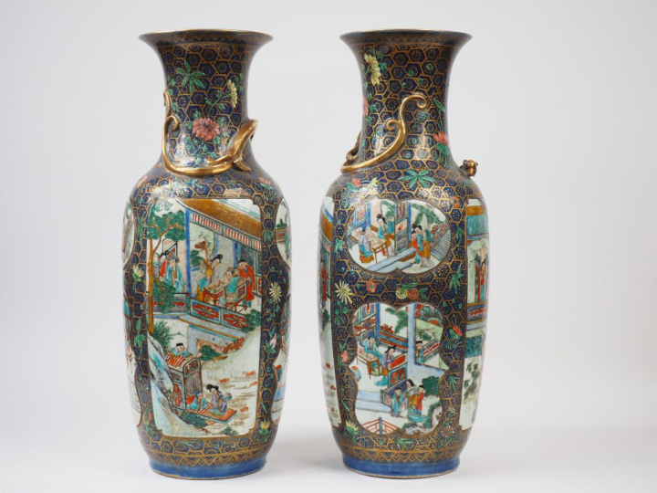 Paire de vases balustre en porcelaine de la famille rose, à décor en m