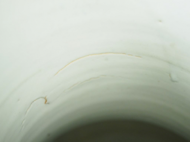 Paire de vases balustre en porcelaine de la famille rose, à décor en m