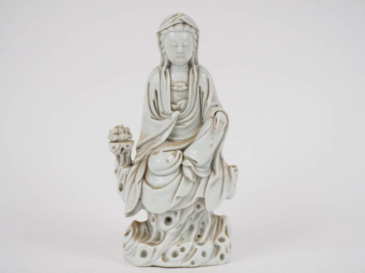 Statuette en blanc de Foukien représentant une Guanyin assise en délas