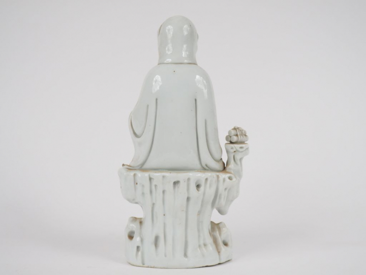 Statuette en blanc de Foukien représentant une Guanyin assise en délas