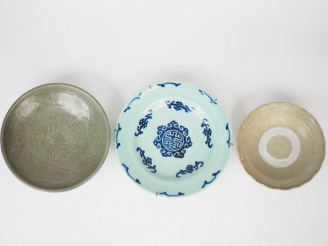 Vente aux enchères Ensemble comprenant :  - une grande coupe en céladon craquelé - une co