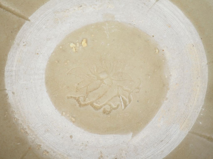 Ensemble comprenant :  - une grande coupe en céladon craquelé - une co