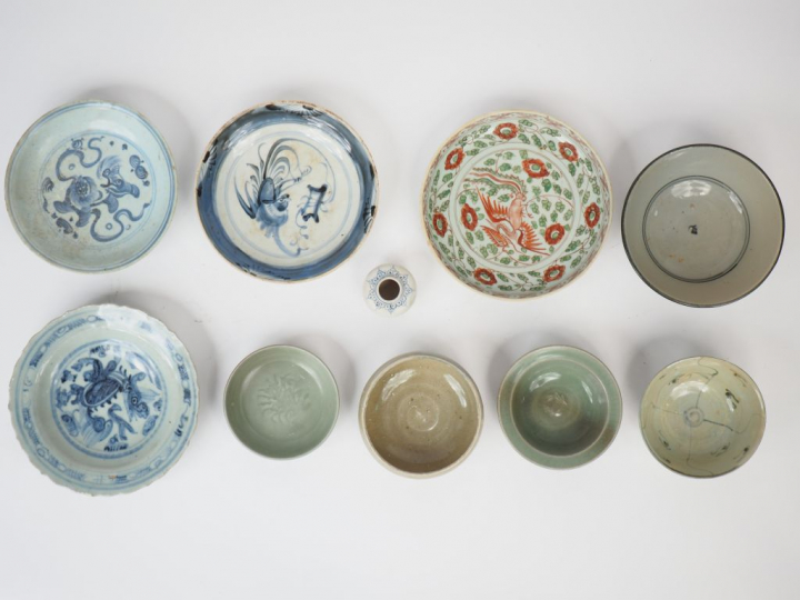 Ensemble de dix coupes céladon, famille verte ou bleu blanc. Chine du 