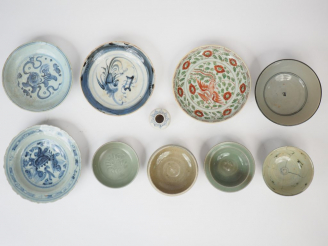 Vente aux enchères Ensemble de dix coupes céladon, famille verte ou bleu blanc. Chine du 