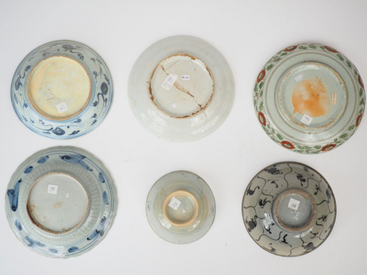 Ensemble de dix coupes céladon, famille verte ou bleu blanc. Chine du 